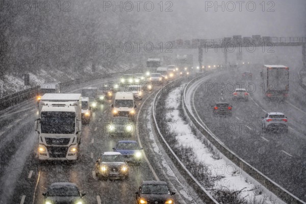 The onset of winter in North Rhine-Westphalia, heavy snowfall, A3 motorway near Hilden, near Ohligser Heide rest area, snow-covered roads, traffic is sometimes just slowing down, North Rhine-Westphalia, Germany