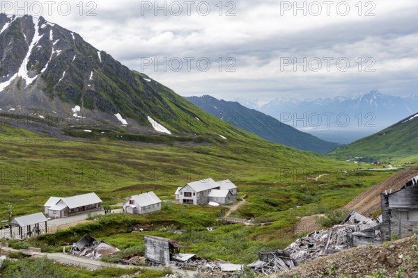 Building of the former Gold Mine Independence Mine in mountainous landscape, Independence Mine State Historical Park, Hatcher Pass, Talkeetna Mountains, Alaska, USA