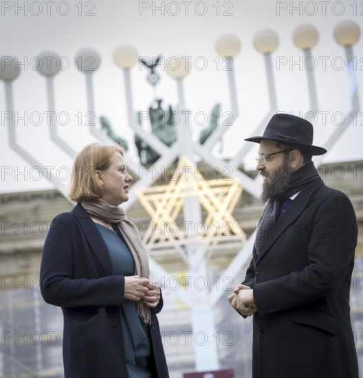 Lisa Paus (Buendnis 90 Die Gruenen), Bundesministerin fuer Familie, Senioren, Frauen und Jugend, beim entzuenden der 5. Kerze des Chanukka Leuchter am Brandenburger Tor. Hier mit dem Rabbiner Yehuda Teichtal