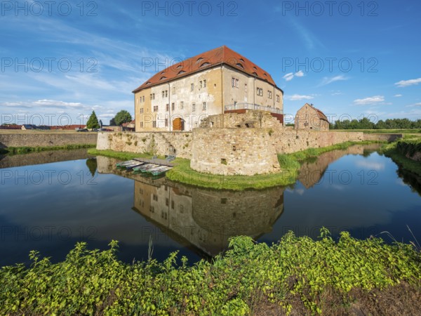 Moated castle and Heldrungen Fortress, inner moat with bastions, Renaissance castle in the back, Heldrungen, Thuringia, Germany