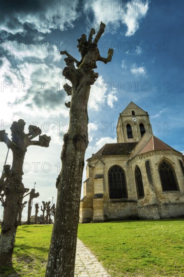 Auvers-sur-Oise. Notre-Dame-de-l'Assomption church painted by Vincent Van Gogh. Val-d'Oise department. Ile-de-France. France. Europe
