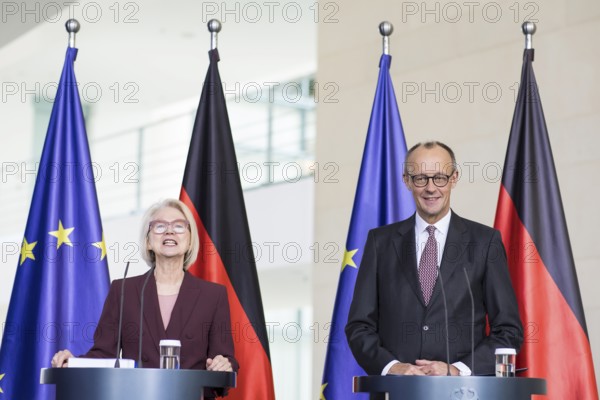 Prof. Dr. Monika Schnitzer (Chair of the Council of Experts) and Friedrich Merz (Federal Chancellor of the Federal Republic of Germany, CDU) handing over the 2025/2026 annual report entitled Creating prospects for tomorrow - do not squander opportunities from the Council of Experts to review macroeconomic development in the Federal Chancellery on 12.11.2025