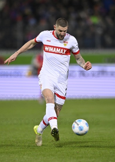 Jeff Chabot VfB Stuttgart (24) Action on the ball Voith-Arena, Heidenheim, Baden-Württemberg, Germany