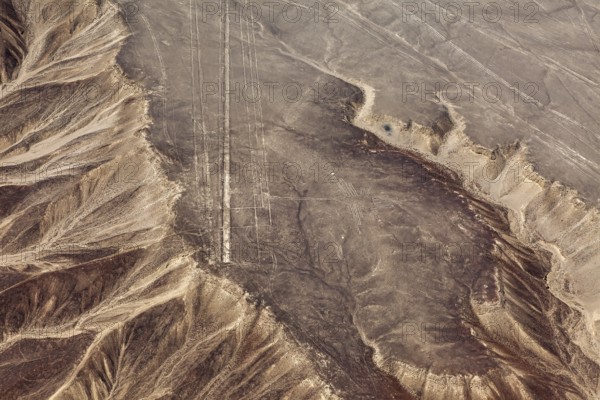 Wide, dry terrain with distinctive geoglyphs and line patterns, the geoglyphs and images in the desert near Nasca and Palpa in Peru