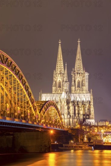 Hohenzollernbruecke, Rhine, Cologne Cathedral, Cologne, Rhineland, North Rhine-Westphalia, Germany