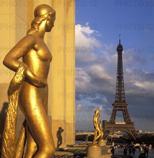 Blick vom Trocadéro mit den goldenen Statuen und Blick auf den Eiffelturm, Paris, Frankreich