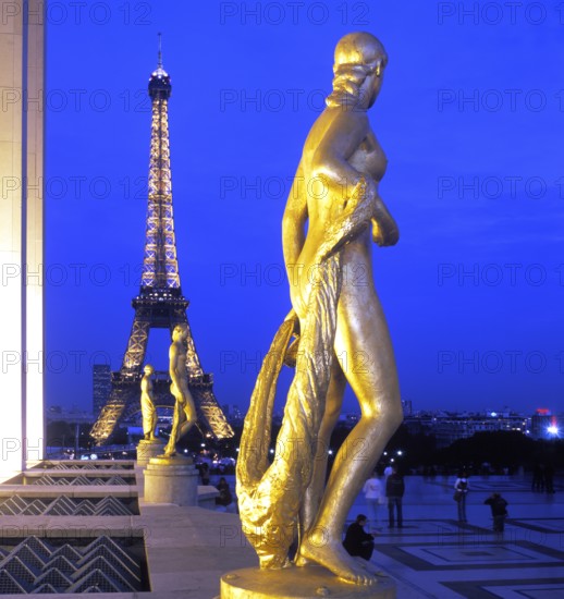 Die vergoldeten Statuen vom Trocadéro, hinten der 330m hohe Eifflturm, gebaut zum 100. Jahrestag der Französischen Revolution, Paris, Frankreich