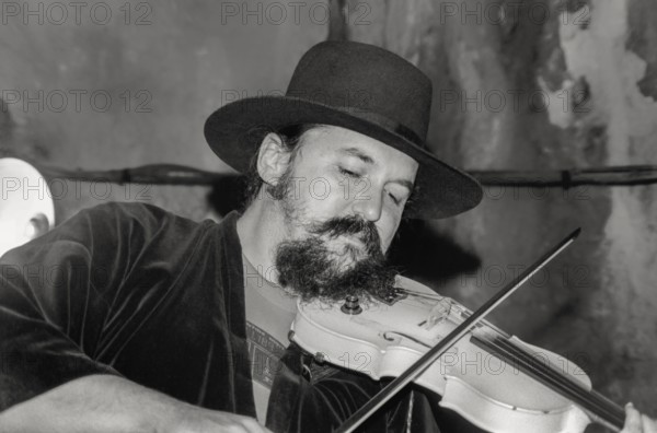 Michal Urbaniak, Polish jazz musician playing violin, Jazzfestival Balve, Germany, 1978