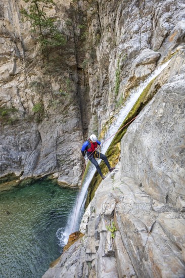 Enthusiastic canyoneer participates in exciting canyoning and rappelling activities in Matacanes, Nuevo Leon, Mexico, surrounded by beautiful natural scenery and adventure opportunities