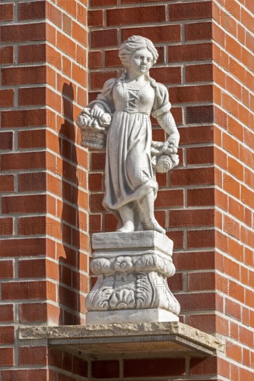 Statue, house, harbour, Stöckte, Winsen, Lower Saxony, Germany