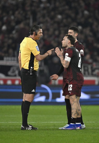 Referee Deniz Aytekin in discussion with David Raum RasenBallsport RB Leipzig RBL (22) Gesture Gesture Football Bundesliga, MHPArena, MHP Arena Stuttgart, Baden-Württemberg, Germany