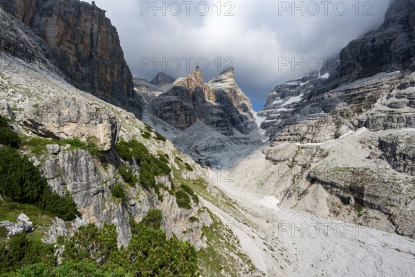 Mountain valley, Castelletto Superiore and Cima Sella peaks, back Scharte Bocca di Tuckett, Brenta Mountains, Brenta, Brenta-Adamello Natural Park, Trentino, Italy