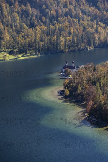 Königssee and St. Bartholomä pilgrimage church, view from the Rinnkendlsteig mountain hiking trail, autumnal forest and blue lake, Berchtesgaden National Park, Berchtesgadener Land, Upper Bavaria, Bavaria, Germany