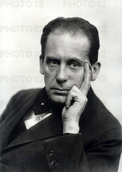 Walter Gropius was an important German architect and the founder of the legendary Bauhaus in Weimar. He took on American citizenship in 1944. He had to emigrate in 1934 because his revolutionary past at the end of the First World War, as well as his ideas and commitment, threatened persecution by the National Socialists. Portrait from 1919 Together with Mies van der Rohe and Corbusier, he is considered one of the most important architects of the 20th century. contemporary history, historical