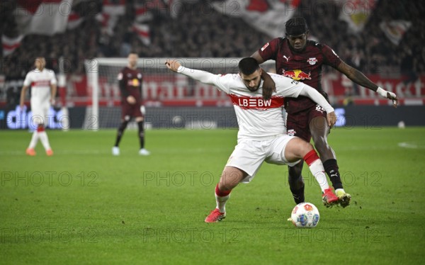 One-on-one, action Deniz Undav VfB Stuttgart (26) against Castello Lukeba RasenBallsport RB Leipzig RBL (23) Soccer Bundesliga, MHPArena, MHP Arena Stuttgart, Baden-Württemberg, Germany