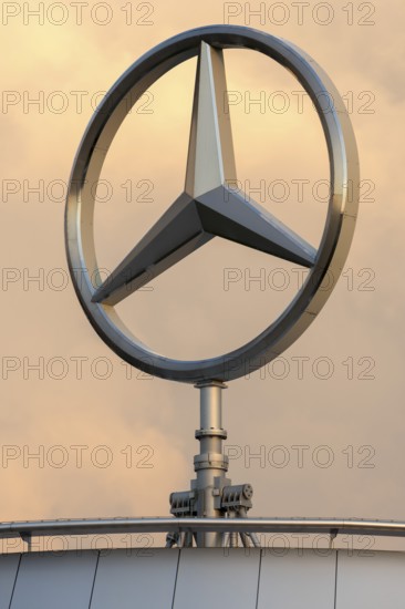 Merdedes star, Daimler, Mercedes-Benz branch, evening atmosphere, Stuttgart-Untertürkheim, Baden-Württemberg, Germany