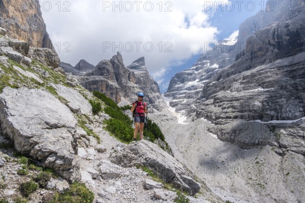 Female hiker in the mountains, Castelletto Superiore and Cima Sella, back Scharte Bocca di Tuckett, Brenta Mountains, Brenta, Brenta-Adamello Natural Park, Trentino, Italy