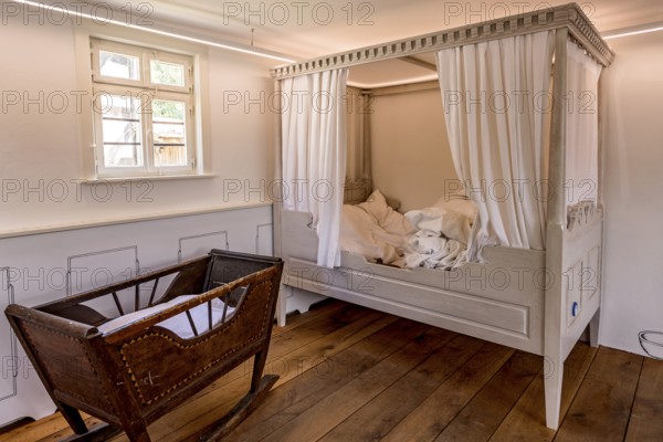 Parlour, bedroom with four-poster bed and cradle, House Heck from Friedensdorf, Hessenpark Open-Air Museum, Neu-Anspach, Taunus, Hesse, Germany