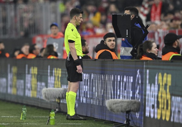 Referee Benoit Bastien (FRA) on monitor VAR, video assistant referee, video evidence, video referee video assistant referee football, Champions League, Allianz Arena, Munich, Bavaria, Germany