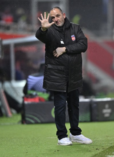 Coach Frank Schmidt 1. FC Heidenheim 1846 FCH gesture showing 5 with hand, UEFA Conference League, Voith-Arena, Heidenheim, Baden-Württemberg, Germany