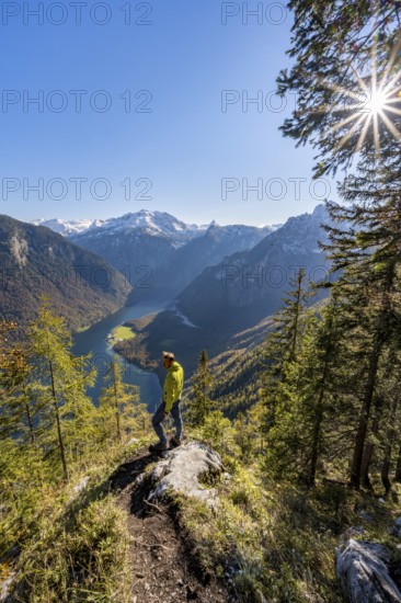 Mountaineers at the Archenkanzel viewpoint, panoramic view of the Königssee, autumn forest and snow-covered mountains, Sonnenstern, Berchtesgaden National Park, Berchtesgadener Land, Upper Bavaria, Bavaria, Germany