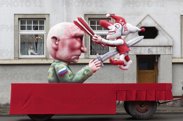 Putin punctures Hoppeditz with a sword, which hits him on the skull with a fool's flatbed, freedom for satire, theme car for the lawsuit against wagon manufacturer Jacques Tilly in Moscow, Düsseldorf Rose Monday procession, Düsseldorf, North Rhine-Westphalia, Germany