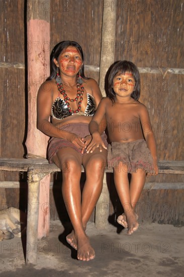 Portrait of an Indian woman from the Dessanos tribe with her daughter, Rio Taruma, Manaus, Amazon state, Brazil