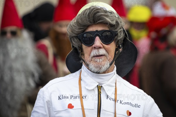 The Klaa Paris carnival parade passes through the streets of Frankfurt's Heddernheim, Heddernheim, Frankfurt am Main, Hesse, Germany