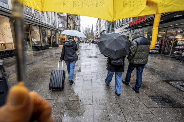 Passers-by in a pedestrian zone, Kettwiger Straße, rainy weather, with umbrella, city center, Essen, North Rhine-Westphalia, Germany