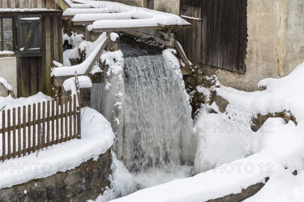 Wasserlauf am Frohnauer Hammer iced, Annaberg-Buchholz, Ore Mountains, Saxony, Germany