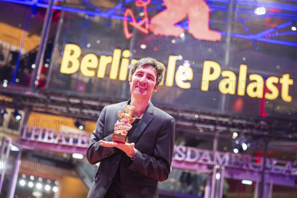 Ilker Çatak poses with the Golden Bear as director of the film Arctia flavia (Yellow Letters) for Best Film after the award ceremony at the closing gala of the Berlinale at the Theater am Potsdamer Platz in Berlin on 21.02.2026. The 76th Berlin International Film Festival will take place from 12 to 22 February 2026