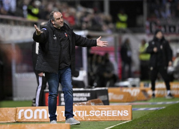 Coach Coach Frank Schmidt 1. FC Heidenheim 1846 FCH on the sidelines gesture gesture soccer Bundesliga, Voith-Arena, Heidenheim, Baden-Württemberg, Germany