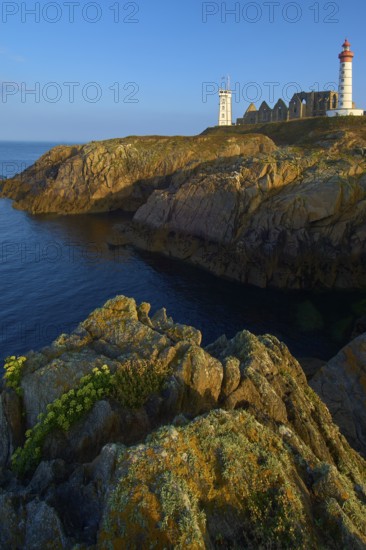 Phare de Saint Mathieu, lighthouse with monastery ruins, Saint Mathieu, Plougonvelin Department Finisterre, Brittany, France