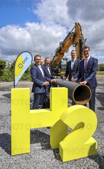 Werne, North Rhine-Westphalia, Germany, Ground-breaking ceremony for OGE's H2 training line in Werne on 7 August 2023, from left: Lothar Christ, Mayor of Werne, Dr Jörg Bergmann, CEO, OGE, Raphäl Heuser, Project Manager H2 training line, Dr Thomas Hüwener, Member of the Management Board, Hendrik Wüst, Minister President of the State of North Rhine-Westphalia. Open Grid Europe will use its H2 training track to train engineers and tradespeople to become experts in handling hydrogen in the long-distance gas grid. The OGE compressor station in Werne is the central hub in the German natural gas grid. At around 25 billion cubic metres per year, around a quarter of the natural gas consumed in Germany flows through the Werne compressor station. The natural gas flows into the station from northern Germany, the North Sea and the Netherlands via five large inlet pipes. After the gas has been purified, it is compressed by eleven compressors driven by gas turbines with a total drive power of