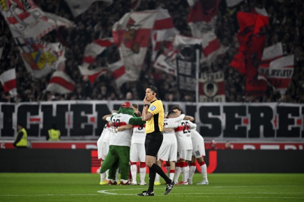 Team building, circle of the team in front of the start of the game VfB Stuttgart, in front of referee Deniz Aytekin behind fan block, fans, fan curve, flags, atmosphere, atmospheric Cannstatt curve soccer Bundesliga, MHPArena, MHP Arena Stuttgart, Baden-Württemberg, Germany