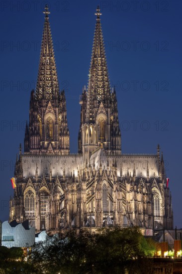 Cologne Cathedral has been shining in new light since Easter 2025, the old metal halide lamps have been replaced by over 700 modern LED lamps, reducing energy consumption by around four-fifths, significantly improving the quality of light and greatly reducing light emissions, 12 KM of new cables were laid for this, North Rhine-Westphalia, Germany