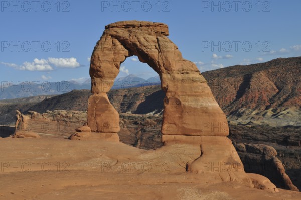 Delicate Arch, a beautiful natural rock arch in the middle of an extensive desert landscape, Arches National Park, Utah, USA