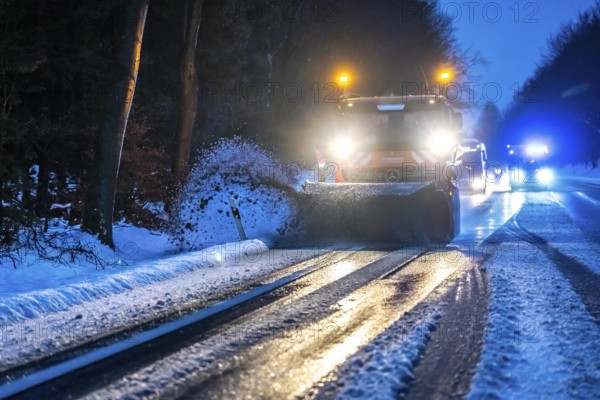 Winter service, spreader and snow plough in use, clears snow and slush from a regional road, Bergisches Land, near Marienheide, North Rhine-Westphalia, Germany