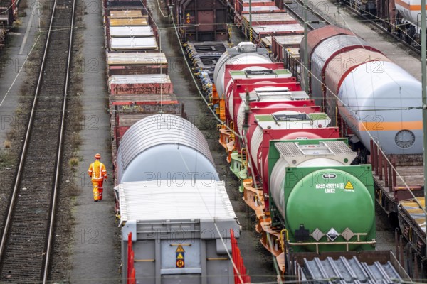 Shunters, check the assembled freight cars at the Hagen-Vorhalle marshalling yard, is one of the 9 largest in Germany, it is located on the Wuppertal-Dortmund railway line and has 40 directional tracks on which freight trains of all types are assembled, North Rhine-Westphalia, Germany