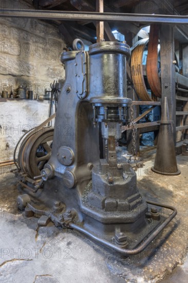 Air hammer and transmission gearbox in a historic hammer mill, Industrial Museum Lauf, Sichardstr., Lauf an der Pegnitz, Middle Franconia, Bavaria, Germany