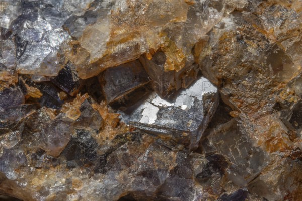 This scene shows a large rock fragment that contains quartz and fluorite crystals. Reflections and colors of minerals attract attention in the natural environment