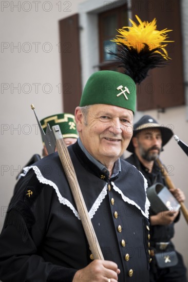 Bergstreit Day 2025 in Schneeberg, the miners of all trades proudly wear their habit on this traditional day, Great Mountain Parade from Neustädtel to the market square and to the church of St. Wolfgang in Schneeberg, the brass bands play the Steigerlied zum Marsch, Ore Mountains, Saxony, Germany