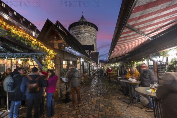 Evening atmosphere in the Handwerkerhof during Advent, the Königstorturm in the back, built around 1550, Nuremberg, Middle Franconia, Bavaria, Germany