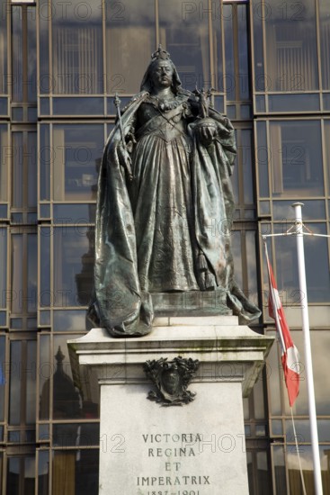Queen victoria statue Guildhall Square, Portsmouth, Hampshire, England, United Kingdom