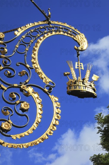 Brewers' guild sign, on the Vogthaus, Haus zu den Heiligen Drei Königen, from 1597, Stadt Neuss, Neuss, Rheinkreis Neuss, North Rhine-Westphalia, Germany