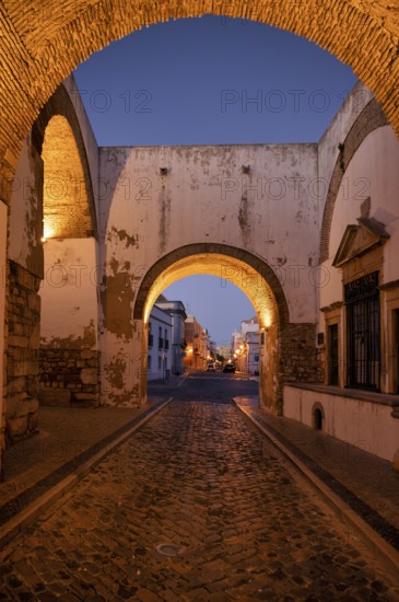 Night shot, city archway, archway, Arco do Repouso, street lamp, old town, Faro, dusk, evening light, Algarve, Portugal