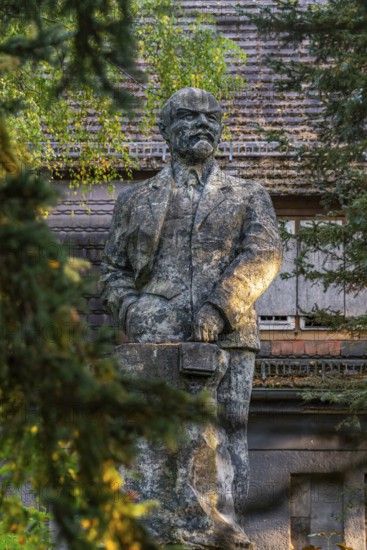 Statue of Vladimir Ilyich Lenin in front of the ruins of the Officers' House, officers' mess at the Wünsdorf military base, former headquarters of the Soviet Army High Command, Zossen, Fläming, Brandenburg, Germany