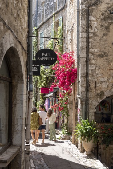 Alley in the old town centre of Saint-Paul-de-Vence, also called Saint Paul, medieval hill town on the Mediterranean, Alpes-Maritimes, Provence-Alpes-Cote d'Azur, South of France, France