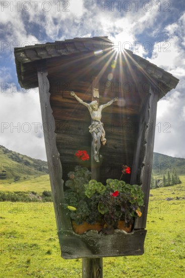 Wooden cross on the Ladiz-Alm, Ladiz-Alm, Karwendel Mountains, Tyrol, Austria