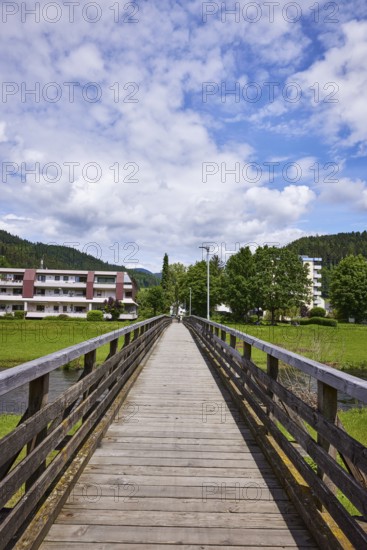 River Kinzig, pedestrian bridge, wooden bridge, hilly landscape with coniferous forest, residential building, Hegerfeldstraße, Hausach, Black Forest, Ortenaukreis, Baden-Württemberg, Germany